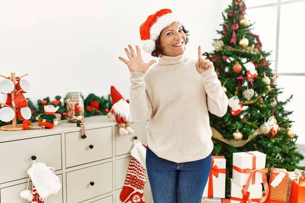 Donna Ispanica Mezza Età Piedi Vicino All Albero Natale Che — Foto Stock