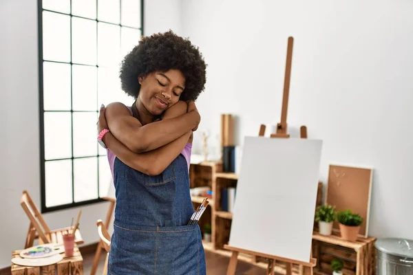 Young African American Woman Afro Hair Art Studio Hugging Oneself — Stock Photo, Image