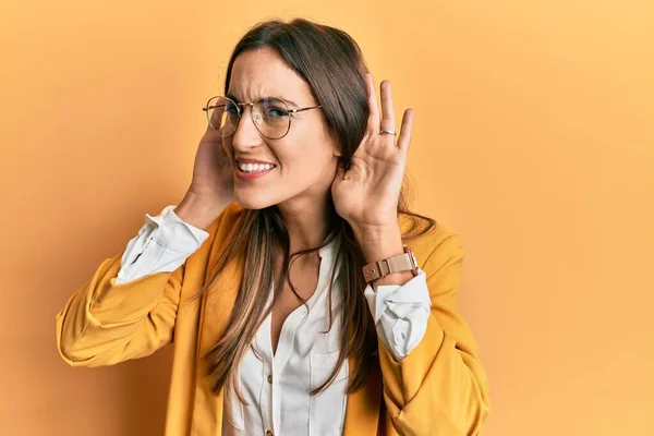 Jonge Mooie Vrouw Met Een Zakelijke Stijl Een Bril Die — Stockfoto