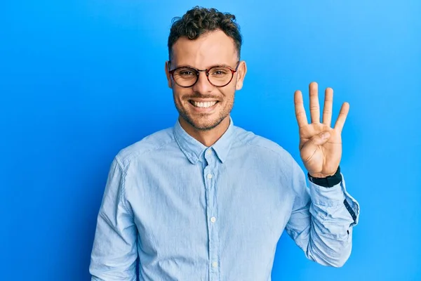 Junger Hispanischer Mann Lässiger Kleidung Und Brille Zeigt Mit Finger — Stockfoto