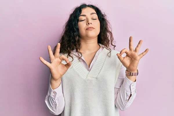 Junge Brünette Frau Mit Lockigem Haar Lässiger Kleidung Entspannt Und — Stockfoto