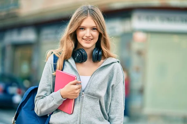 Όμορφη Καυκάσιος Έφηβος Φοιτητής Χρησιμοποιώντας Ακουστικά Κρατώντας Βιβλίο Στην Πόλη — Φωτογραφία Αρχείου