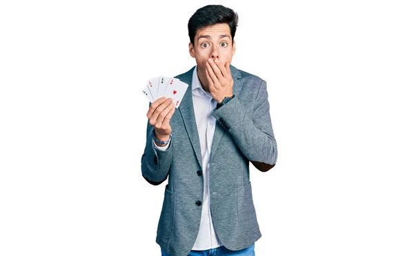 Jovem Homem Negócios Hispânico Jogando Poker Segurando Cartas Cobrindo Boca — Fotografia de Stock