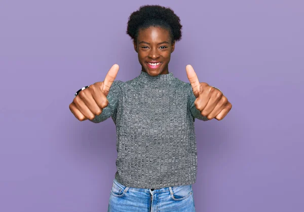 Νεαρή Αφρικάνα Αμερικανίδα Που Φοράει Καθημερινά Ρούχα Εγκρίνοντας Κάνει Θετική — Φωτογραφία Αρχείου