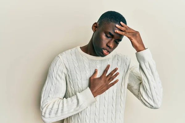 Jeune Homme Afro Américain Portant Des Vêtements Décontractés Touchant Front — Photo