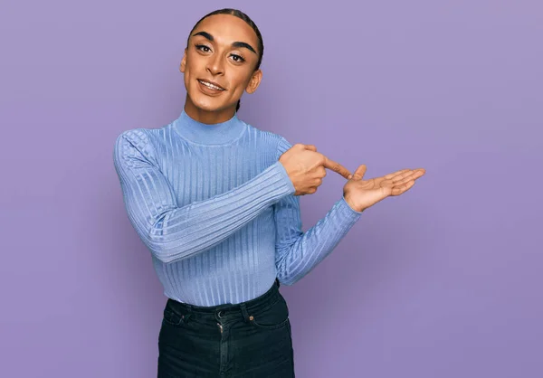 Hombre Transgénero Hispano Usando Maquillaje Pelo Largo Usando Ropa Casual —  Fotos de Stock