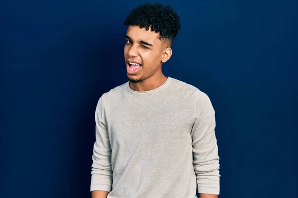 Ung Afrikansk Amerikan Man Bär Casual Kläder Blinkar Tittar Kameran — Stockfoto