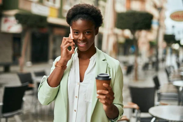 Ung Afrikansk Amerikansk Affärskvinna Talar Smartphone Dricka Kaffe Staden — Stockfoto