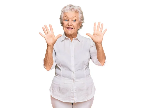 Senior Mujer Pelo Gris Con Ropa Casual Mostrando Apuntando Hacia — Foto de Stock