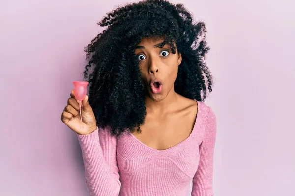 Africano Mulher Americana Com Cabelo Afro Segurando Copo Menstrual Assustado — Fotografia de Stock