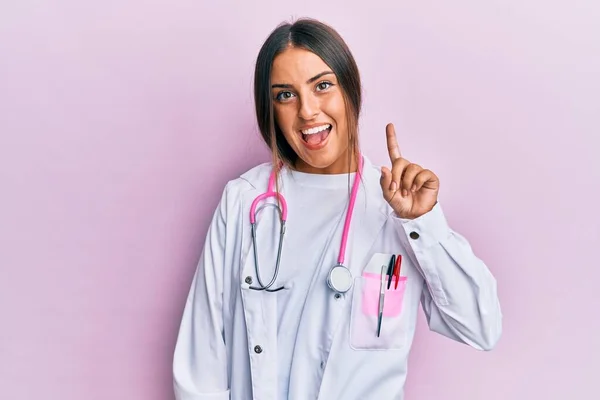 Hermosa Mujer Hispana Vistiendo Uniforme Médico Estetoscopio Sonriendo Con Una —  Fotos de Stock