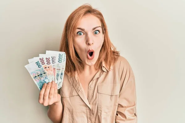 Joven Mujer Caucásica Sosteniendo Billetes Coronas Checas Asustada Sorprendida Con — Foto de Stock