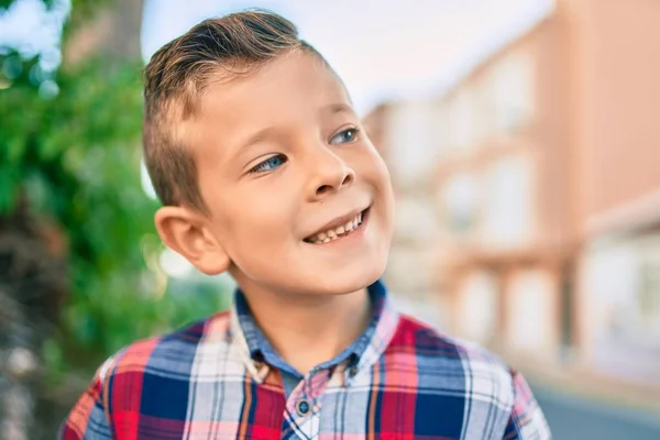 Förtjusande Kaukasiska Pojke Ler Glad Stående Vid Staden — Stockfoto