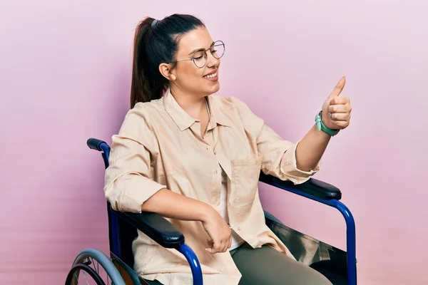 Junge Hispanische Frau Sitzt Rollstuhl Und Sieht Stolz Aus Lächelt — Stockfoto