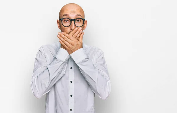 Hombre Calvo Con Barba Vistiendo Camisa Negocios Gafas Impactaron Cubriendo —  Fotos de Stock