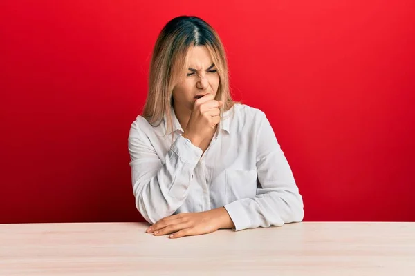 Mujer Caucásica Joven Con Ropa Casual Sentada Mesa Sintiéndose Mal — Foto de Stock