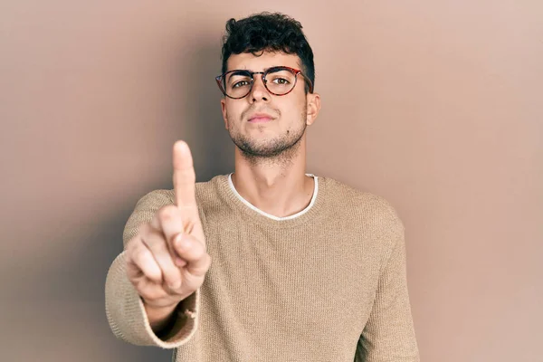 Gündelik Kıyafetler Giyen Gözlüklü Genç Spanyol Adam Parmağını Kaldırmış Kızgın — Stok fotoğraf