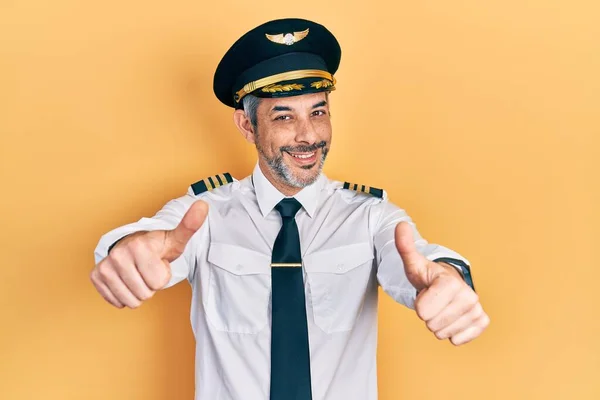 Stilig Medelålders Man Med Grått Hår Bär Flygplan Pilot Uniform — Stockfoto