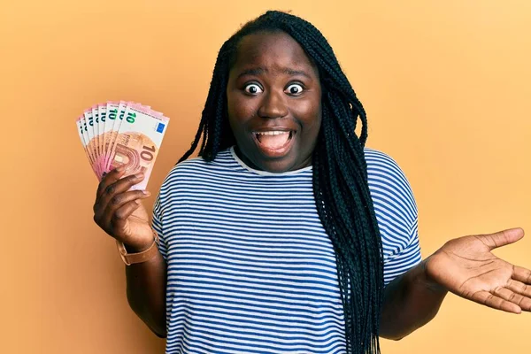 Mladá Černoška Copánky Drží Svazek Eurobankovek Oslavující Úspěch Veselým Úsměvem — Stock fotografie