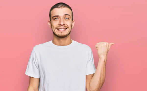 Hispánec Mladý Muž Sobě Ležérní Bílé Tričko Úsměvem Šťastným Obličejem — Stock fotografie