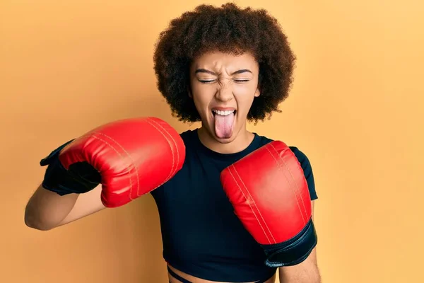 Jovem Hispânico Menina Desportiva Usando Luvas Boxe Furar Língua Para — Fotografia de Stock