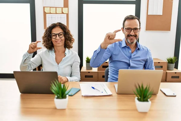 Medelålders Latinamerikanska Kvinna Och Man Sitter Med Laptop Kontoret Leende — Stockfoto