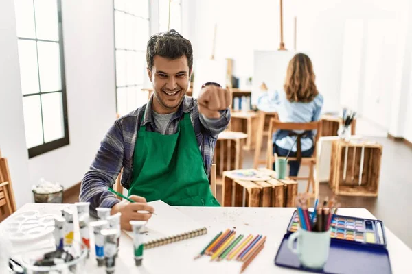 Joven Artista Estudio Arte Señalándote Cámara Con Los Dedos Sonriendo — Foto de Stock