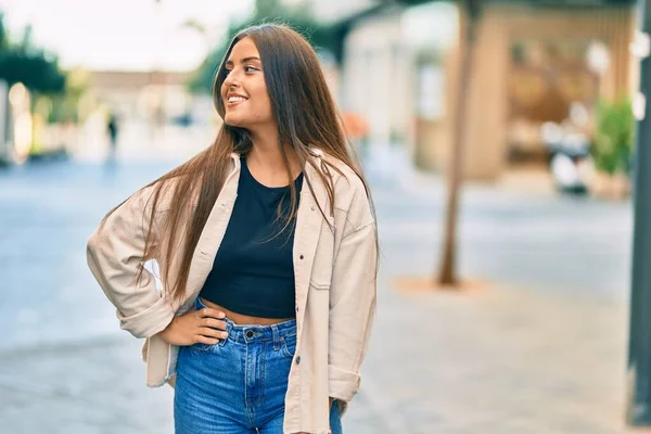 Ung Latinamerikansk Flicka Ler Lycklig Stående Vid Staden — Stockfoto
