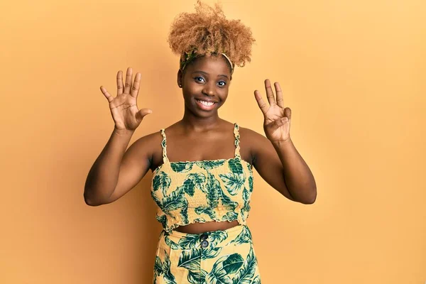 Junge Afrikanerin Mit Afro Haaren Trägt Sommerkleid Und Zeigt Mit — Stockfoto