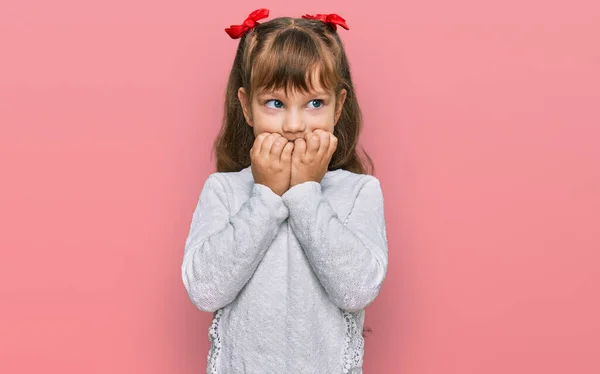 Klein Blank Meisje Kind Draagt Casual Kleding Die Gestrest Nerveus — Stockfoto