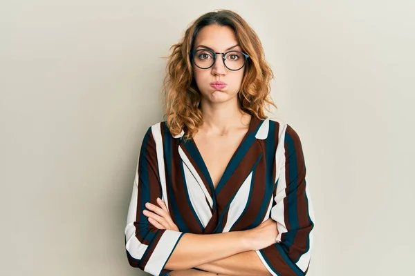 Giovane Donna Caucasica Con Camicia Lavoro Occhiali Che Gonfiano Guance — Foto Stock