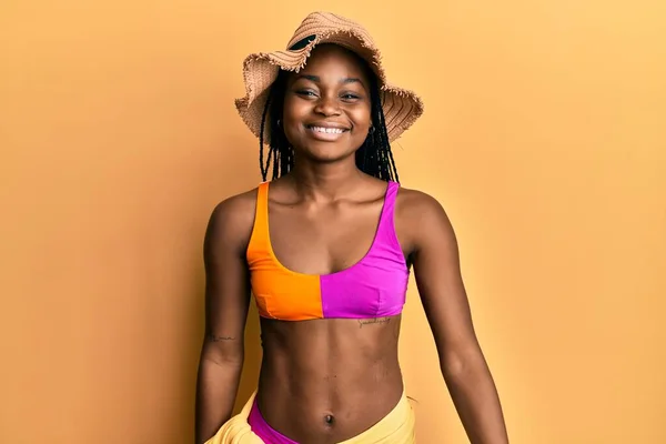 Ung Afrikansk Amerikansk Kvinna Bikini Och Sommarmössa Med Ett Glatt — Stockfoto