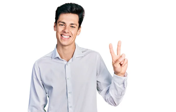 Fiatal Spanyol Üzletember Üzleti Ruhában Mosolyog Boldog Arccal Kacsint Kamerára — Stock Fotó
