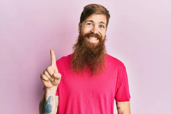 Roodharige Man Met Lange Baard Draagt Casual Roze Shirt Glimlachend — Stockfoto