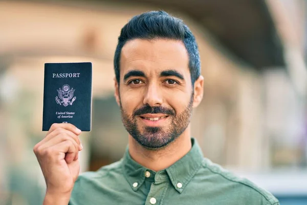 Mladý Hispánec Šťastně Usmívá Drží Městě Pas Spojených Států — Stock fotografie