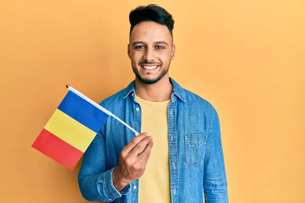Ung Arabisk Man Håller Romania Flagga Ser Positiv Och Glad — Stockfoto