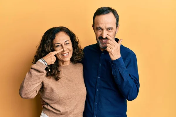 Mellanåldern Hispanic Par Bär Casual Kläder Pekar Med Handen Finger — Stockfoto