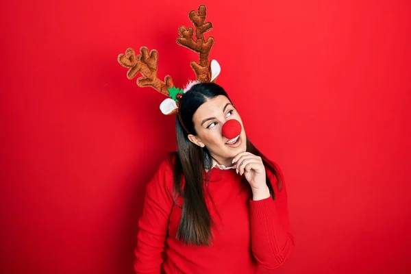 Jonge Spaanse Vrouw Met Herten Kerstmuts Rode Neus Kin Denkend — Stockfoto