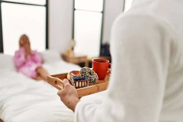 Homem Surpreendendo Sua Namorada Tomando Café Manhã Cama Casa — Fotografia de Stock