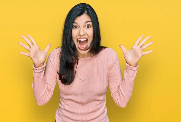 Giovane Donna Ispanica Indossa Abiti Casual Che Celebrano Pazzo Stupito — Foto Stock