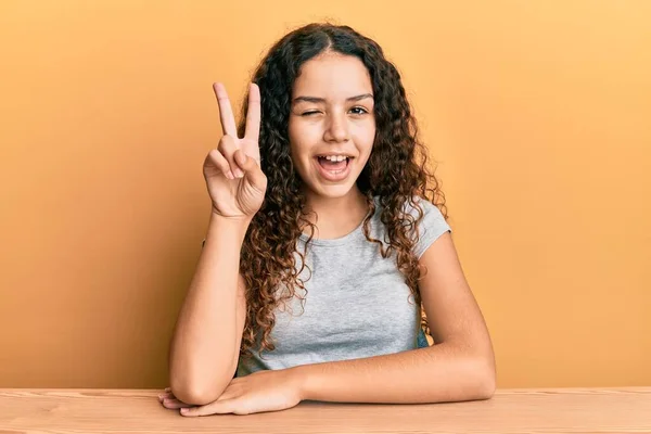 Tonåring Hispanic Flicka Bär Casual Kläder Sitter Bordet Leende Med — Stockfoto