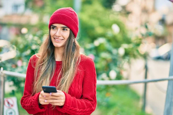 Mulher Hispânica Jovem Usando Estilo Inverno Usando Smartphone Cidade — Fotografia de Stock