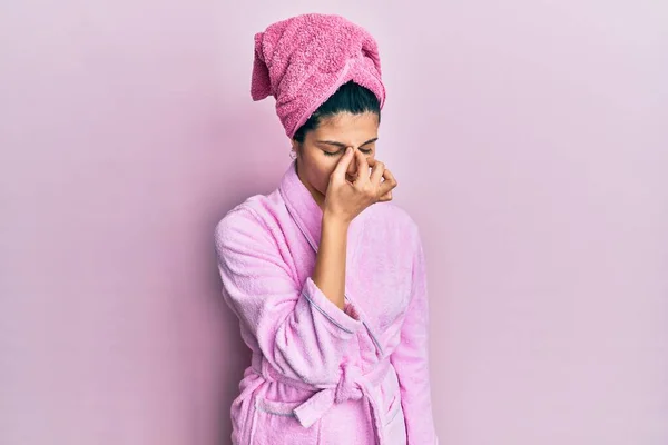 若いヒスパニック系の女性は シャワータオルキャップとバスローブ疲れ摩擦鼻や目を着て疲労や頭痛を感じている ストレスとフラストレーションの概念 — ストック写真