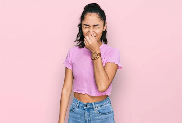 Latino Tiener Meisje Met Gebitsbeugels Dragen Casual Kleding Ruiken Iets — Stockfoto