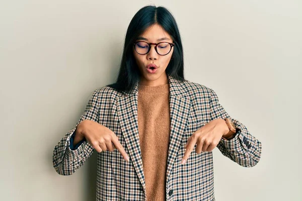 Молодая Китаянка Деловом Стиле Очках Указывая Пальцами Рекламу Удивленное Лицо — стоковое фото