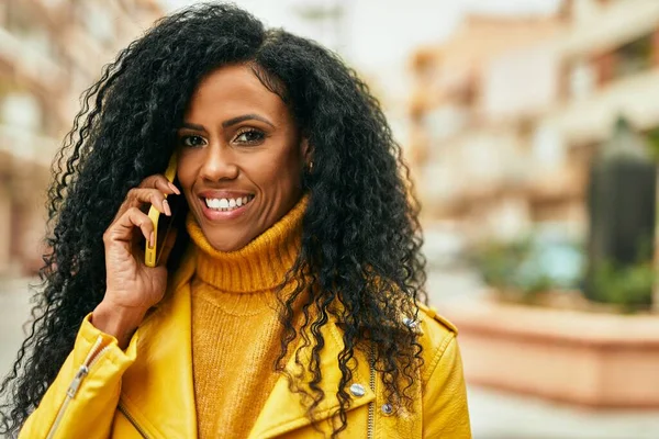 Mujer Afroamericana Mediana Edad Sonriendo Feliz Hablando Teléfono Inteligente Ciudad — Foto de Stock