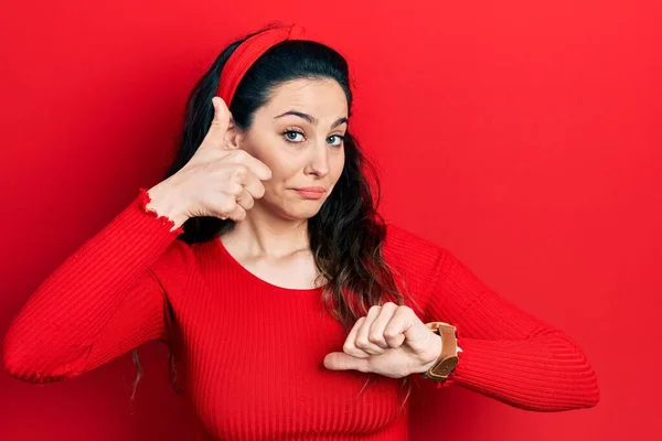 Jonge Latijns Amerikaanse Vrouw Casual Kleding Met Duimen Neer Onenigheid — Stockfoto