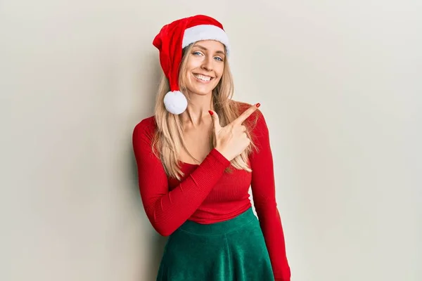 Mulher Branca Bonita Vestindo Traje Natal Chapéu Alegre Com Sorriso — Fotografia de Stock