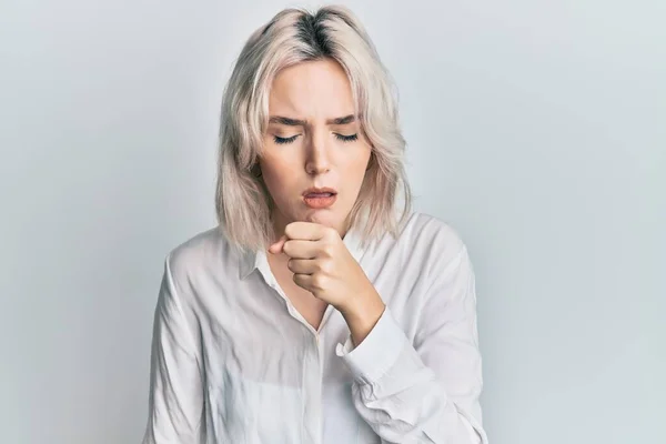 Ung Blond Flicka Bär Casual Kläder Mår Dåligt Och Hosta — Stockfoto