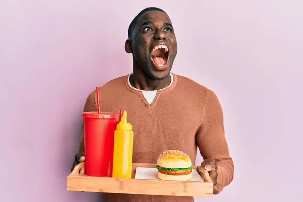 Jovem Afro Americano Comendo Saboroso Hambúrguer Clássico Refrigerante Irritado Louco — Fotografia de Stock